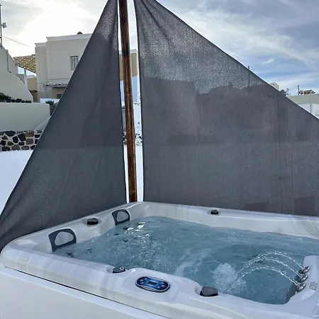 White Cave With Outdoor Hot Tub *