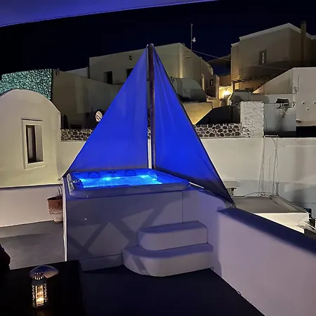 White Cave With Outdoor Hot Tub